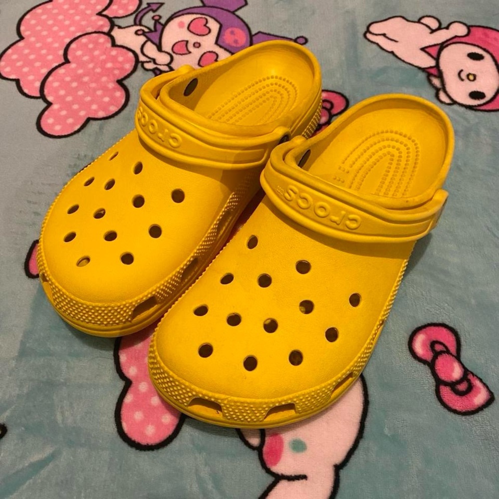 yellow crocs <3